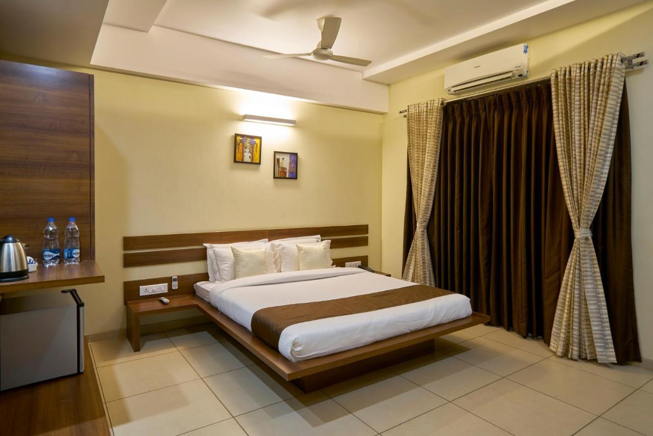 Hotel 3 Leaves Kolhapur Bagian luar foto