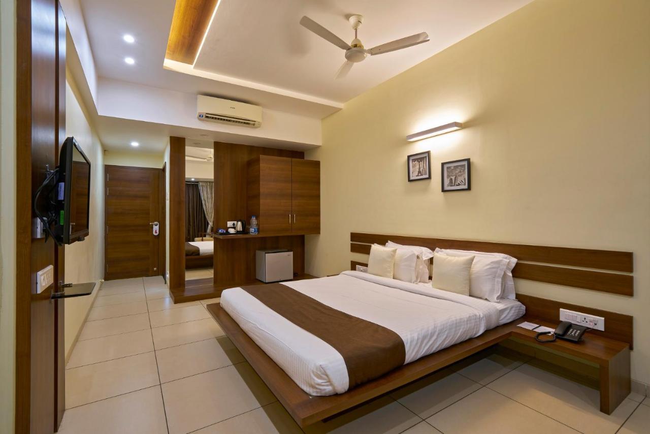 Hotel 3 Leaves Kolhapur Bagian luar foto
