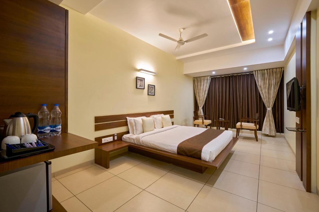 Hotel 3 Leaves Kolhapur Bagian luar foto