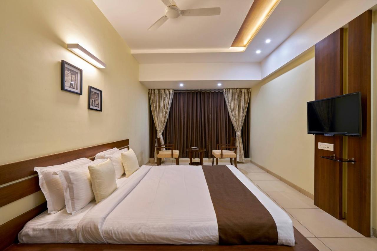Hotel 3 Leaves Kolhapur Bagian luar foto