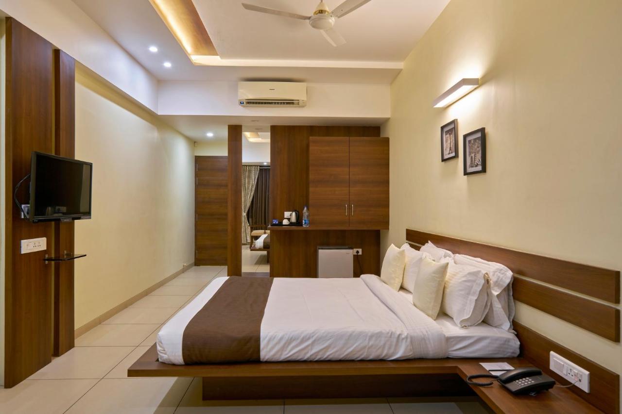 Hotel 3 Leaves Kolhapur Bagian luar foto