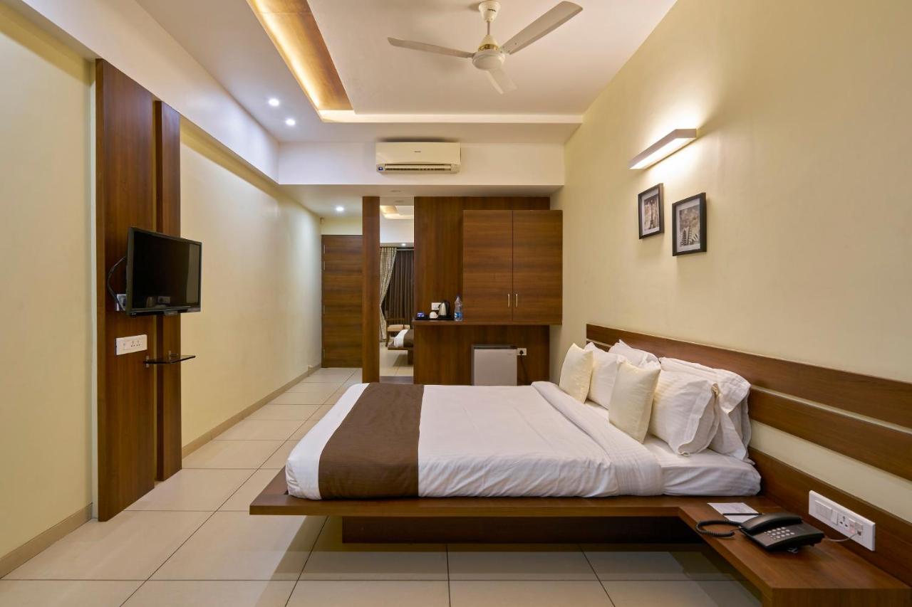 Hotel 3 Leaves Kolhapur Bagian luar foto